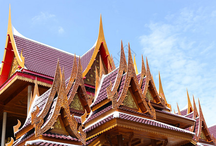 在泰国建造古老木屋顶寺庙用精细图片