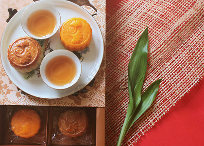 绿叶菜上的月饼和茶节日食品图片