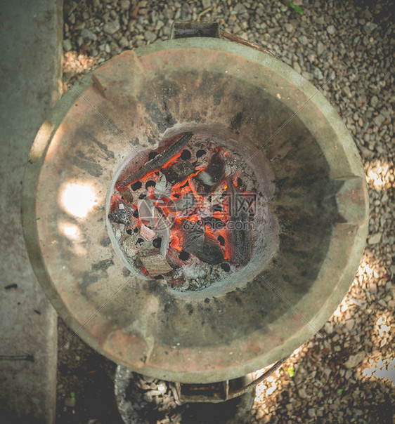 在原石炉上烧炭图片