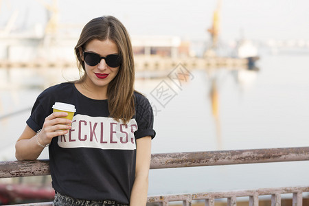 在城里喝咖啡的年轻女人带图片