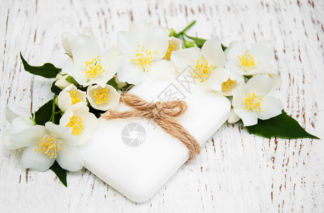 木质背景中带茉莉花的肥皂图片