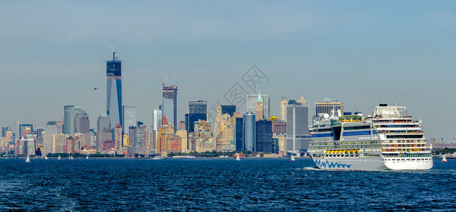 纽约市全景和曼哈顿天线在哈德逊河上空的云天图片