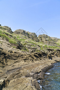 济州岛的龙尾海滩以壮丽的海边风光和由砂岩堆砌而成的海岸悬崖而闻名图片