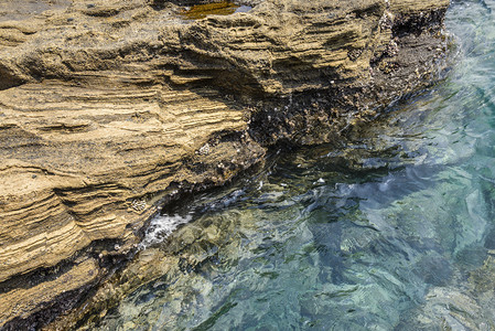 济州岛的龙尾海滩以壮丽的海边风光和由砂岩堆砌而成的海岸悬崖而闻名图片