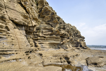 济州岛的龙尾海滩以壮丽的海边风光和由砂岩堆砌而成的海岸悬崖而闻名图片