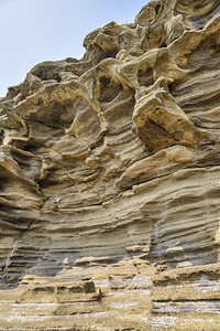 济州岛的龙尾海滩以壮丽的海边风光和由砂岩堆砌而成的海岸悬崖而闻名图片