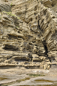 济州岛的龙尾海滩以壮丽的海边风光和由砂岩堆砌而成的海岸悬崖而闻名图片