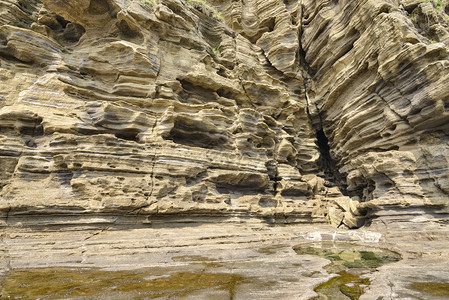 济州岛的龙尾海滩以壮丽的海边风光和由砂岩堆砌而成的海岸悬崖而闻名图片