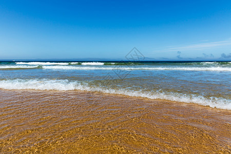 葡萄牙沙夏滩上海浪波涛的图片