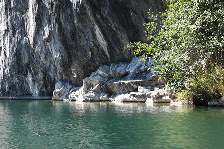 山公园湖的岩石岸边图片