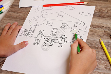 孩子绘画男孩着色儿童绘画家庭和家幸福的家庭观念选择聚焦图像图片