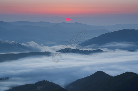 喀尔巴阡山脉夏季日出风景有阳光和雾河图片