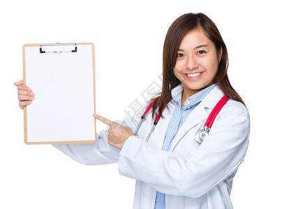 身穿白大褂的亚洲女医生手指向剪贴板图片