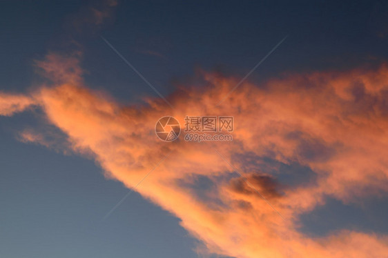 与红色天空和暴风云的自然云景图片