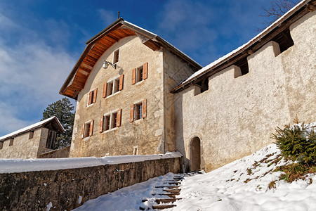 环绕瑞士著名的中世纪格鲁耶雷斯城堡的墙壁图片