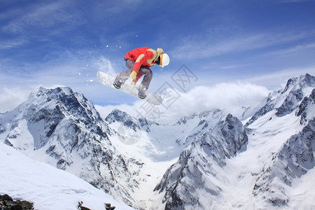 在山上飞行滑雪板极限运动图片