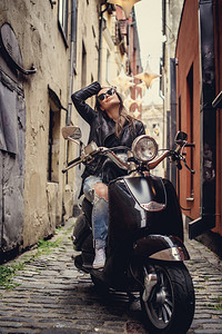 在老镇的街上装着骑摩托图片