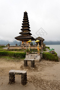 Beratan湖上最著名的PuraUlunDanu水神庙巴厘岛图片