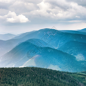 青山绿林山脊景观图片