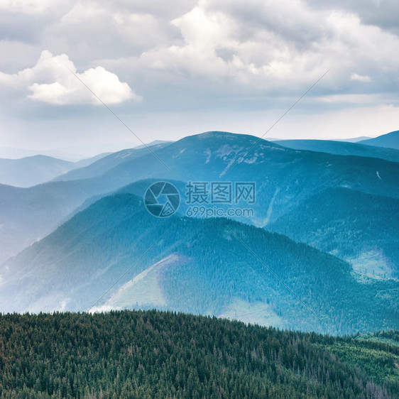 青山绿林山脊景观图片