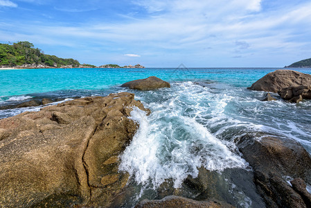 泰国攀牙省MuKoSimilan公园的KohMiang岛夏季岩石附近海滩上蓝天海和白背景图片