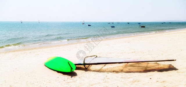 夏季自然假期在海滩冲浪图片