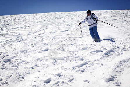 在斜坡上滑雪的男子图片