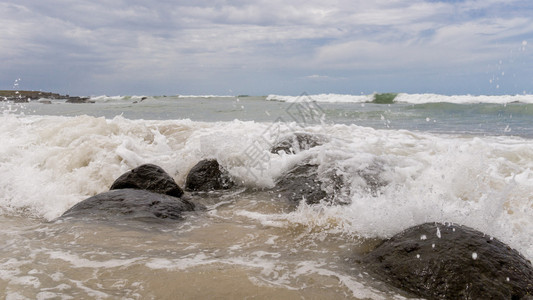 大西洋的海浪冲击塞内加尔达喀图片