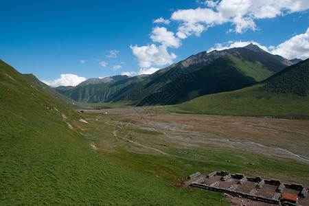 山地景观有绿色的山丘和天空可供旅图片