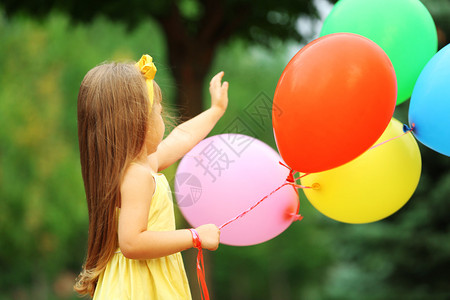 外面有气球的小女孩背景图片