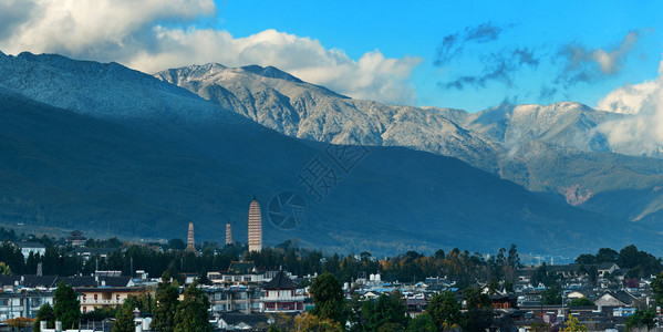 大理古城屋顶景观与多云的苍山云南图片