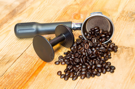 一个浓缩咖啡机组头和篡改的咖啡豆图片