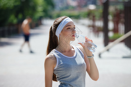 奔跑的女人在公园户外锻炼期间慢跑的女跑步者美丽适合的女孩户外健图片