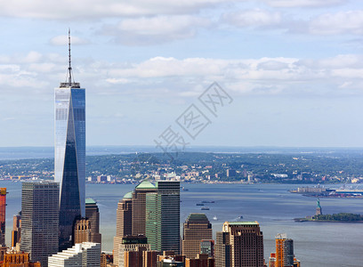 自由塔的视图与背景上湾和自由女神像图片