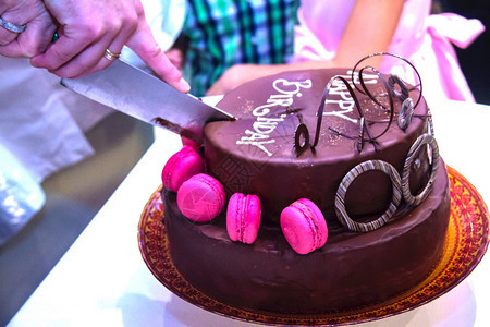 美地装饰了节日巧克力蛋糕将生日快图片