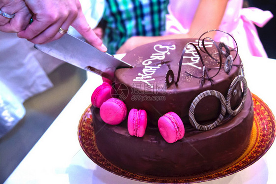 美地装饰了节日巧克力蛋糕将生日快图片