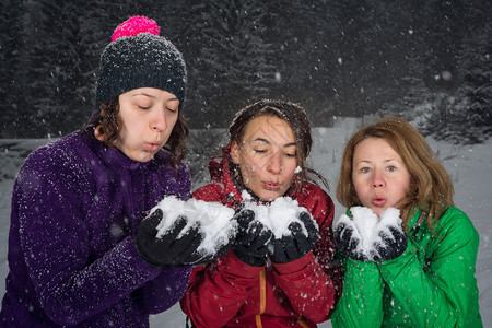 女孩们在大雪中在雪地里玩耍图片