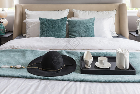 家豪华卧室绿毯子上的黑帽子和黑咖图片