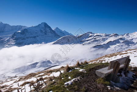 第一山峰和丛林森地区的雪峰克里德尔沃图片