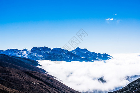 山丘和草原的偏远雪盖高的山图片