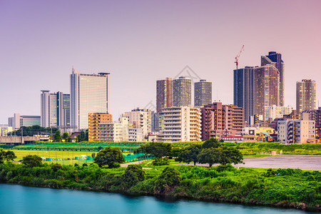 多摩川上的日本川崎天际线图片