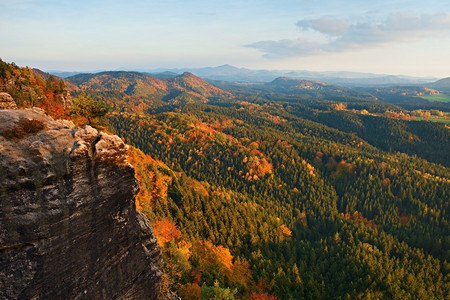 在波希米亚瑞士山谷下方的多彩岩石上秋图片