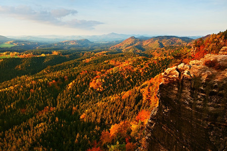 在波希米亚瑞士山谷下方的多彩岩石上秋图片
