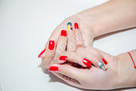 红指甲女人的手图片