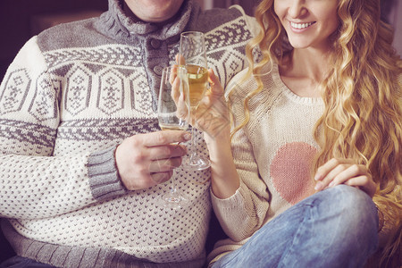 美的年轻夫妇庆祝圣诞节喝香槟图片