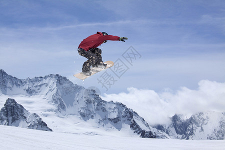 在山上飞行滑雪板极限冬季图片