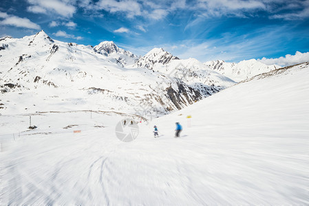 Thuile著名和风景滑雪胜地的雪坡上滑雪图片