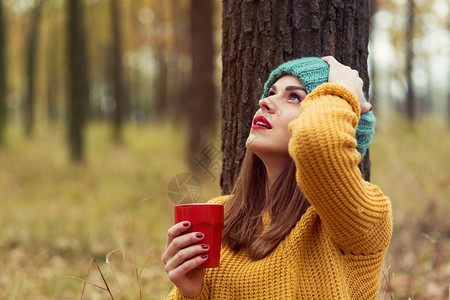 在森林里享受一杯咖啡的女孩图片