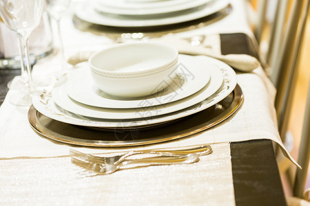餐桌配有餐盘和银器图片