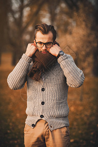 年轻时尚感帅气的模特男在公园里戴着眼镜图片